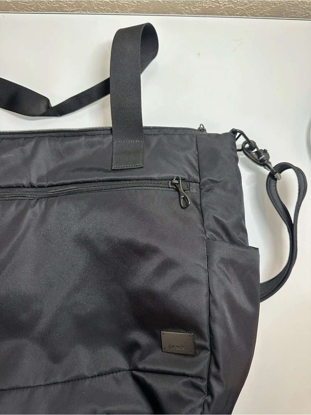 Pacsafe Travel Tote Bag -black